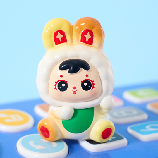 Rabbit Bean Blind Box to kolekcjonerskie figurki winylowe w kształcie króliczków. Seria obejmuje 13 losowych wzorów z gradientowym przejściem kolorów, błyszczącym wykończeniem i ciekawymi motywami z tyłu. Idealne dla fanów blind boxów i figurek kawaii.